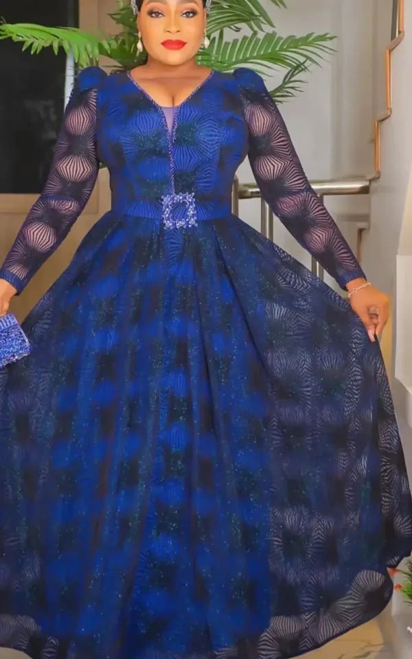 Robe élégante pour soirées, adaptée aux silhouettes généreuses