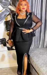 Tenue féminine chic inspirée de l'Afrique