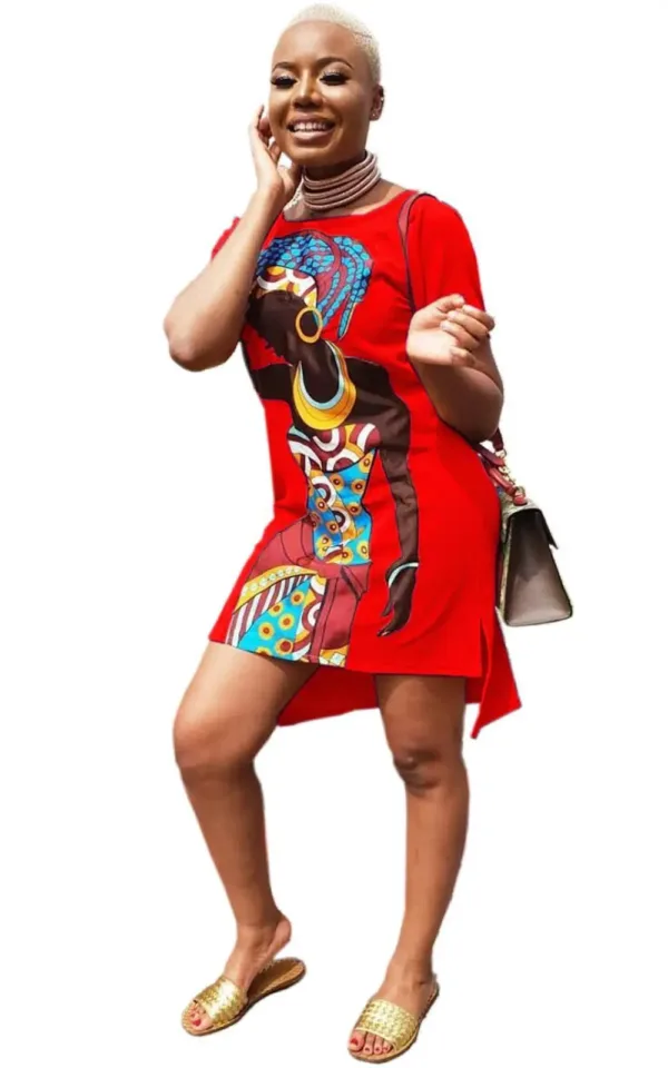 Robe féminine aux motifs culturels africains vibrants