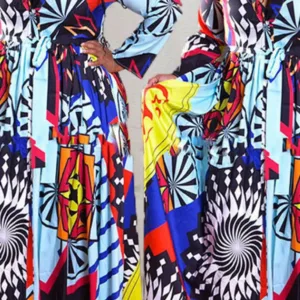 Robe femme africaine avec motifs vibrants et style unique