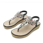 Modèle de sandale beige inspiré de motifs africains classiques