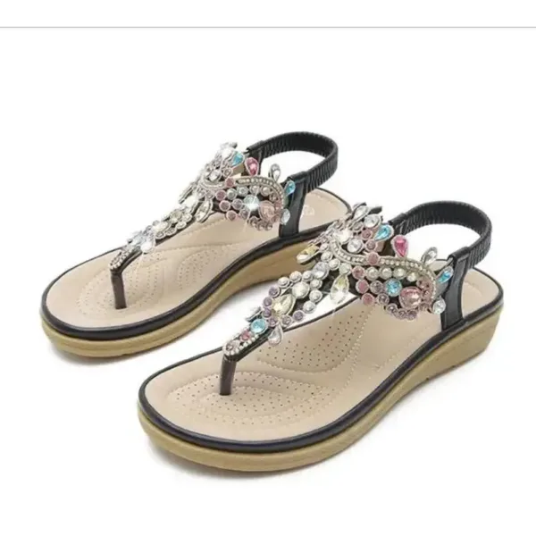 Modèle de sandale beige inspiré de motifs africains classiques
