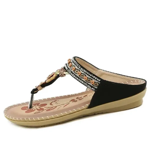 Sandales traditionnelles avec motifs ethniques vibrants