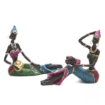 Femme africaine en sculpture allongée, accent sur la beauté