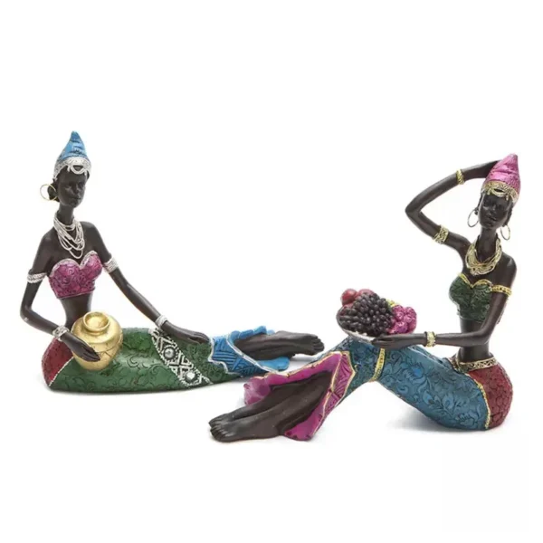 Femme africaine en sculpture allongée, accent sur la beauté