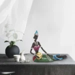 Objet d'art africain : statue de femme allongée, style élégant