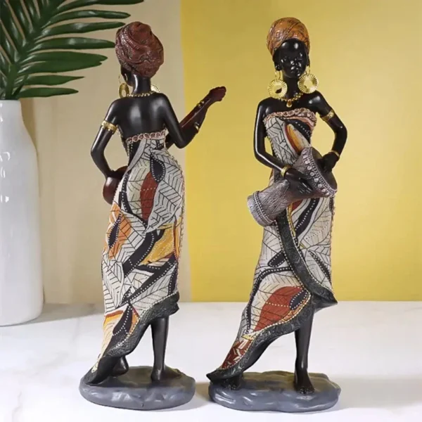 Sculpture de femme africaine jouant de la musique