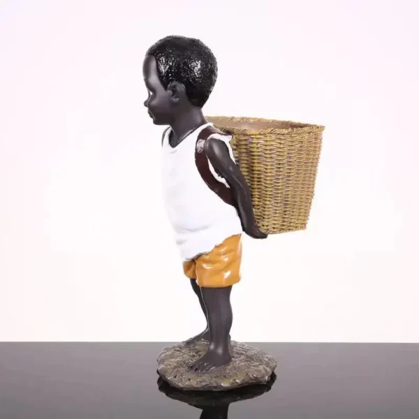 Statue africaine représentant un jeune garçon