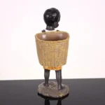 Sculpture décorative d'un garçon africain