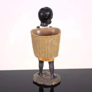 Sculpture décorative d'un garçon africain