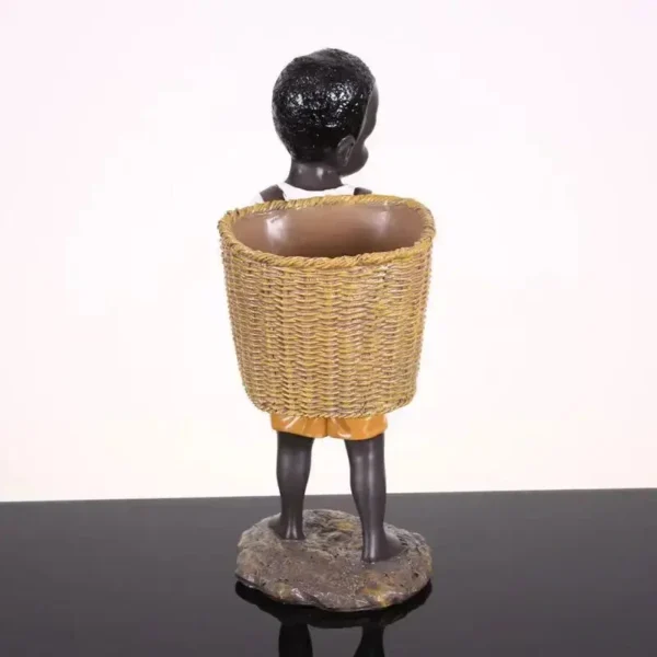 Sculpture décorative d'un garçon africain