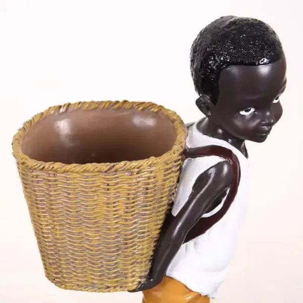Art africain : statue d'un garçon en bois