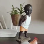 Statue traditionnelle garçon africain en décoration