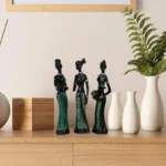 Sculpture représentant trois femmes africaines colorées