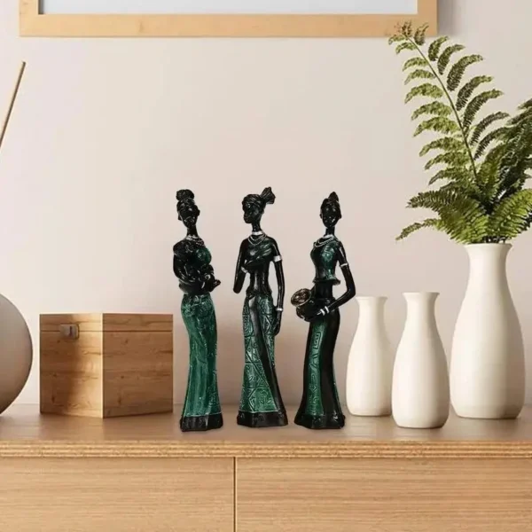 Sculpture représentant trois femmes africaines colorées