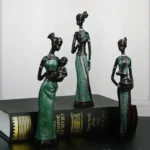 Art africain : statuette de femmes en teintes vertes