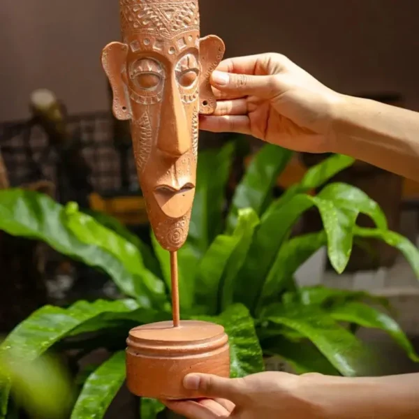 Statuette ancienne au design africain unique