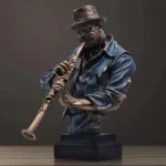 Sculpture en bois d'un homme jouant du saxophone