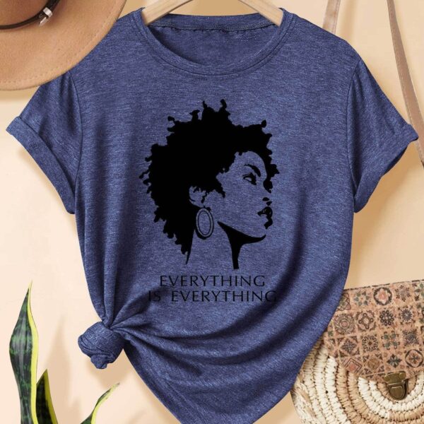 Tee-shirt coloré mettant en avant la beauté africaine