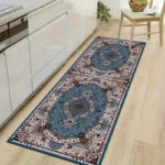 Tapis bleu aux motifs inspirés de l'Afrique