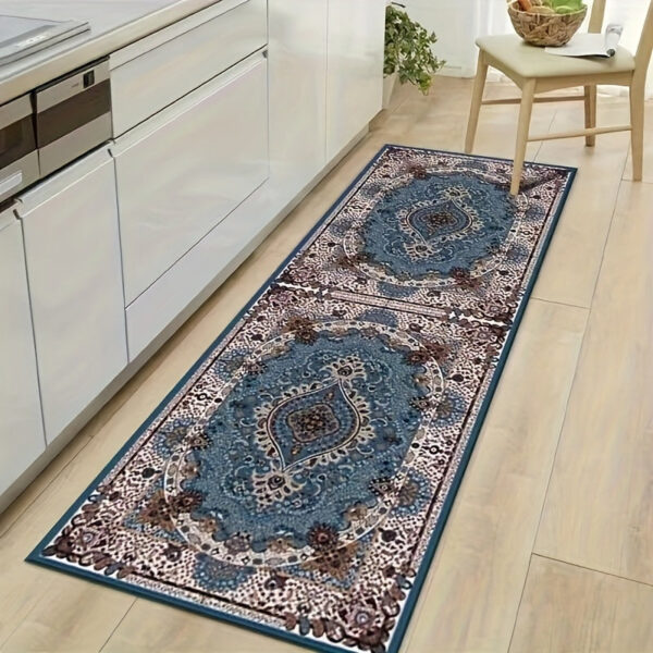 Tapis bleu aux motifs inspirés de l'Afrique