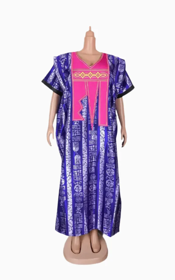 Boubou féminin fait de tissus riches et colorés