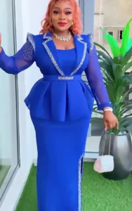 Tenue féminine à motifs africains pour soirées spéciales