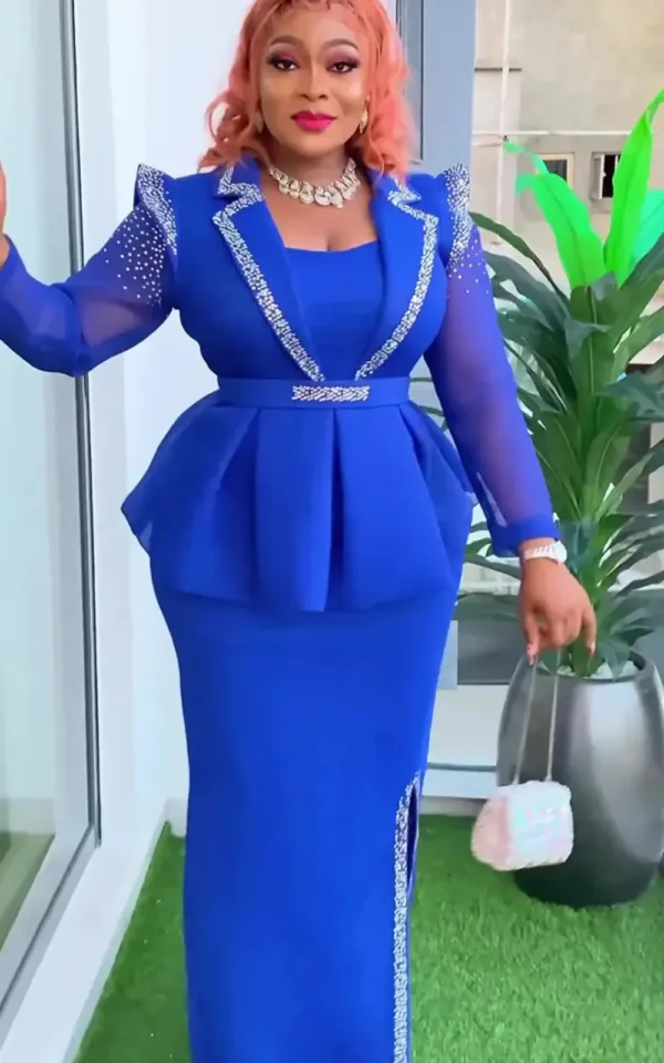 Tenue féminine à motifs africains pour soirées spéciales