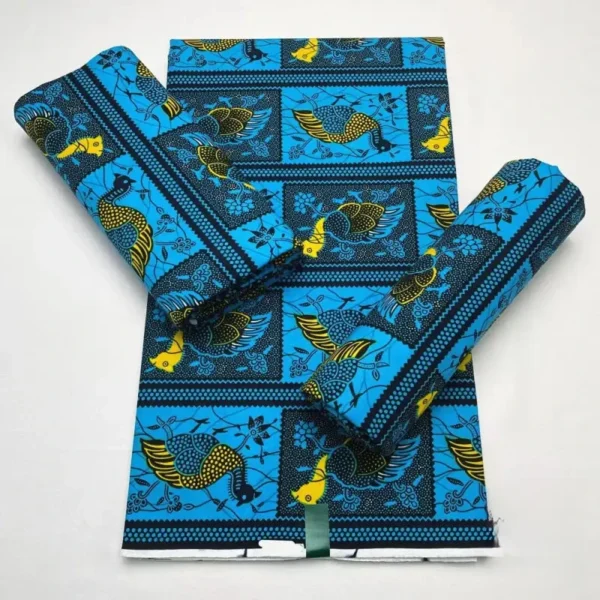 Tissu Traditionnel aux Teintes Chaleureuses